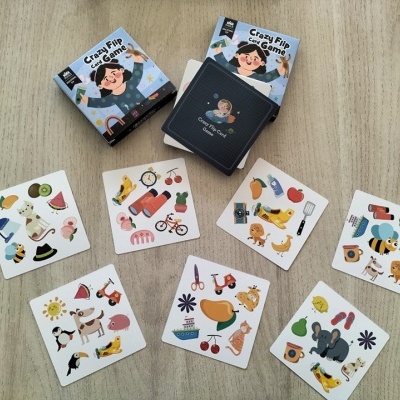 Caixas e cartas do jogo Crazy Flip Game com ilustrações coloridas de objetos variados