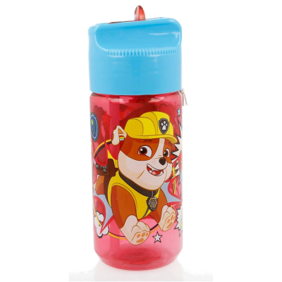 Garrafa infantil vermelha com tampa azul e desenho de cão com capacete amarelo