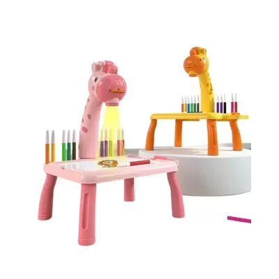 Mesas infantis em plástico com formato de girafa, canetas coloridas e desenho de leão.