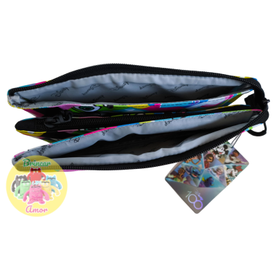 Estojo escolar duplo preto e multicolor, interior cinzento claro com padrão, etiqueta com personagens animados