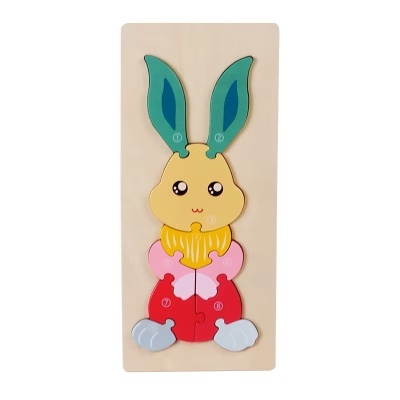 Quebra-cabeças de madeira infantil em forma de coelho colorido sobre base clara