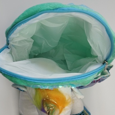 Mochila infantil azul e verde com unicórnio peluche na frente