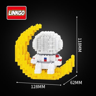 Mini bloco astronauta branco com detalhes vermelho e azul sentado numa lua amarela da marca LINKGO
