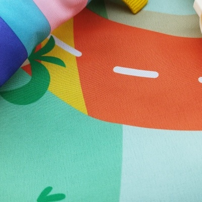 Almofada colorida e tecido estampado com padrões de estrada e vegetação