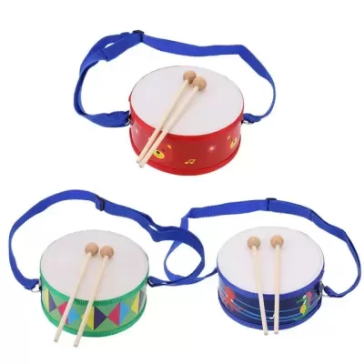 Três tambores infantis coloridos com correias azuis e baquetas de madeira