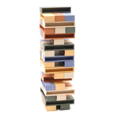 Torre de blocos de madeira coloridos empilhados