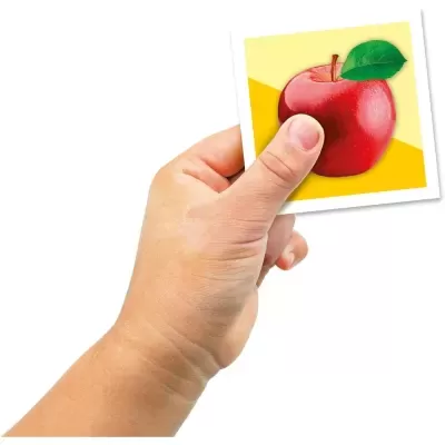 Mão segurando carta com imagem de maçã vermelha e fundo amarelo