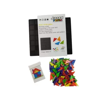 Jogo de puzzle JIGSAW PUZZLE com peças triangulares coloridas e tabuleiro preto