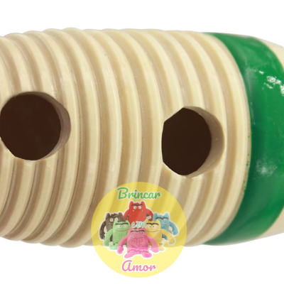Produto em madeira pintado de branco e verde com buracos e selo colorido 'Brincar com Amor'.