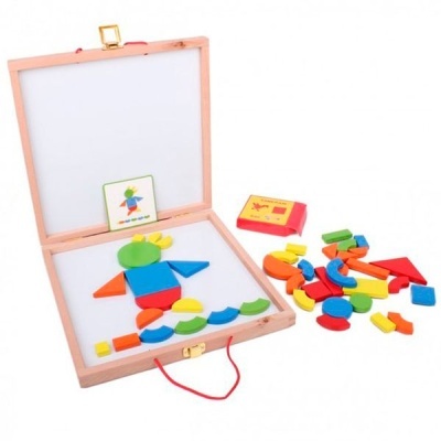 Conjunto de brinquedo educativo de madeira com formas geométricas coloridas e quadro magnético