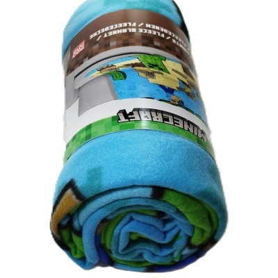 Manta de flanela azul e verde com padrão Minecraft enrolada com etiqueta