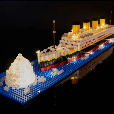 Modelo em blocos de montar do navio Titanic com icebergue e iluminação