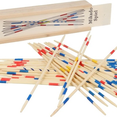Jogo Mikado com pauzinhos de madeira coloridos e caixa de madeira