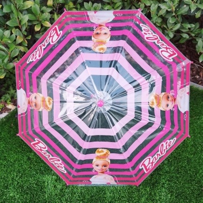 Guarda-chuva transparente com padrão rosa e preto com imagens da Barbie