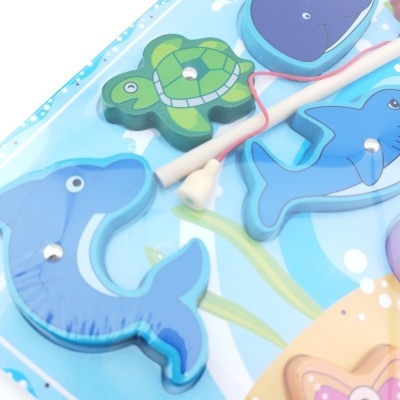 Jogo magnético infantil com figuras de animais marinhos coloridos e vara de pesca de madeira