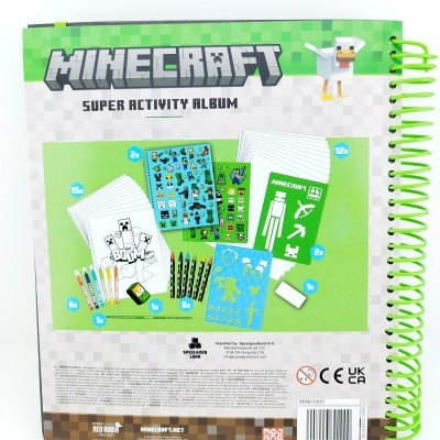 Álbum de atividades Minecraft com capa verde e branca, acessórios visíveis na embalagem traseira.