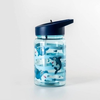 garrafa plástica transparente com tampa azul e desenhos de tubarões