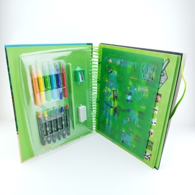 Conjunto de caderno verde com kit de canetas e lápis e ilustrações visíveis