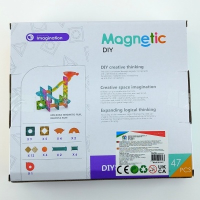 Caixa do conjunto DIY Magnetic com peças magnéticas coloridas e descrição das características do produto.