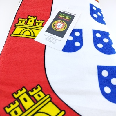 Toalha de praia com padrão das armas de Portugal em cores vibrantes e etiqueta de instruções