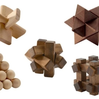 Cinco puzzles de madeira variados em cores castanho claro, médio e escuro