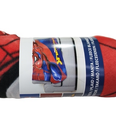 Manta de fleece com padrão Homem-Aranha enrolada