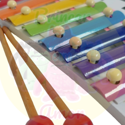 Xilofone infantil colorido com duas baquetas vermelhas e madeira clara