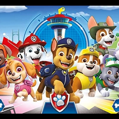 Personagens Paw Patrol em várias cores e fatos num cenário azul com nuvens