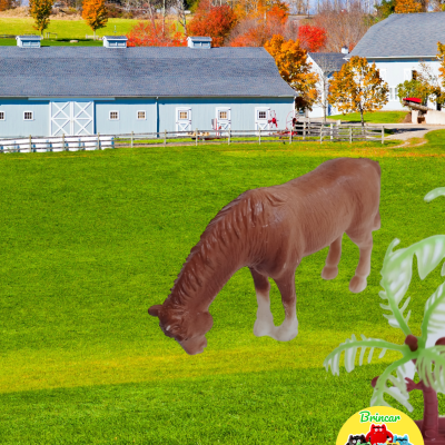 Cavalo de brinquedo castanho em campo verde com quinta ao fundo