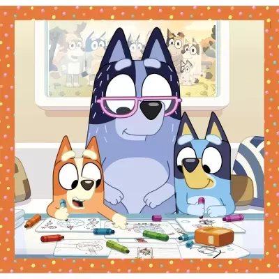 Personagens do desenho animado Bluey colorindo desenhos em mesa, moldura laranja com bolinhas e janela ao fundo.