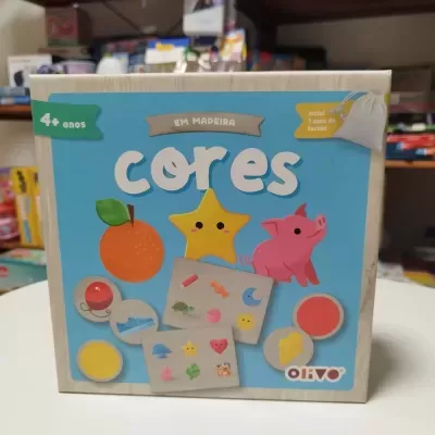Caixa de jogo educativo em madeira para crianças com tema de cores e figuras coloridas