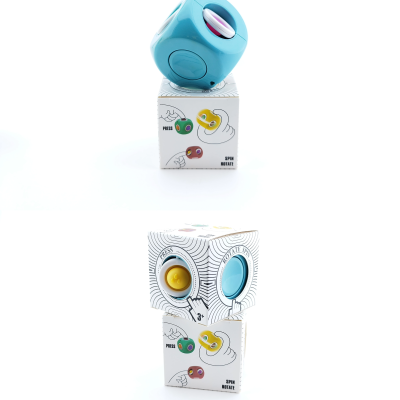 Cubo de stress azul com botões coloridos sobre caixa branca com ilustrações e texto em fundo branco