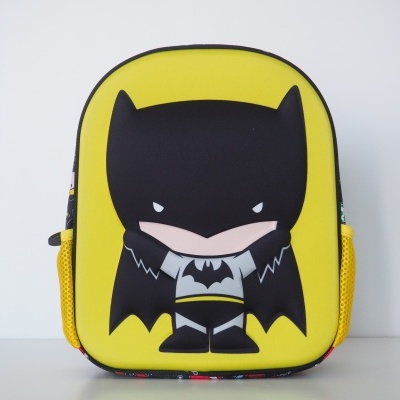Mochila infantil amarela com estampa do Batman em estilo cartoon.