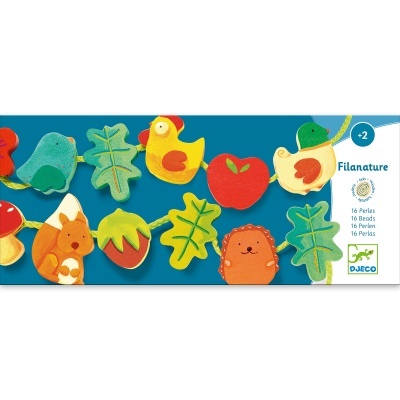 Conjunto de contas coloridas com formas de animais e plantas em embalagem