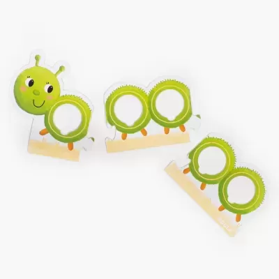 Suporte de fotos em madeira com forma de lagarta verde