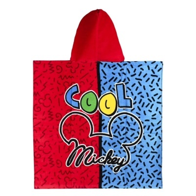 Poncho com capuz vermelho e padrão vermelho e azul com texto e desenho do Mickey.