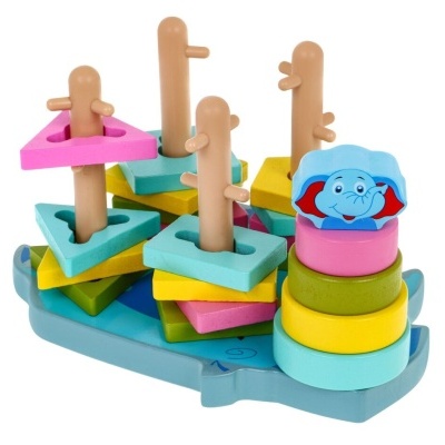 Brinquedo infantil de madeira para empilhar com blocos coloridos em suporte azul.