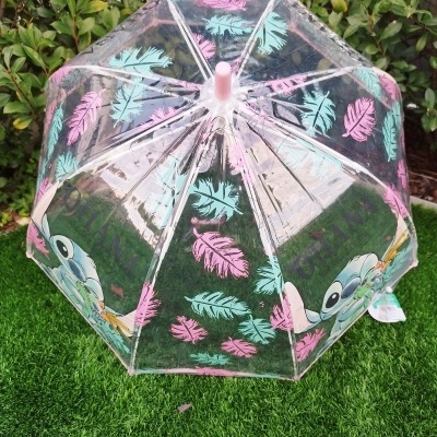 Guarda-chuva transparente com padrão de penas cor-de-rosa e azul e imagens do personagem Stitch