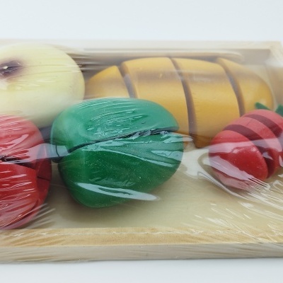 Brinquedo de frutas e pão em madeira com embalagem em película transparente