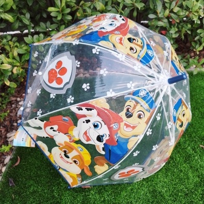 Guarda-chuva transparente com desenhos de cães cartoon e patinhas brancas