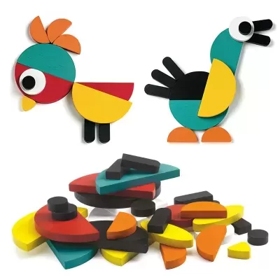 Peças de madeira coloridas para montar figuras de aves sobre fundo branco