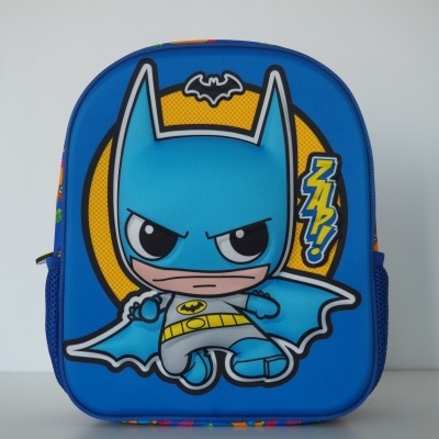 Mochila infantil azul com desenho de Batman em estilo cartoon