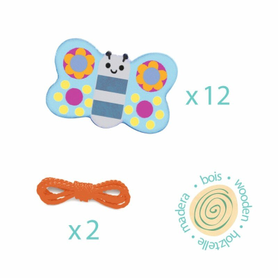 Brinquedos de madeira coloridos em forma de borboleta e dois cordões laranja