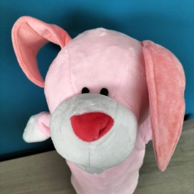 Pelúcia de cão rosa com nariz vermelho e orelhas grandes cor de rosa claro