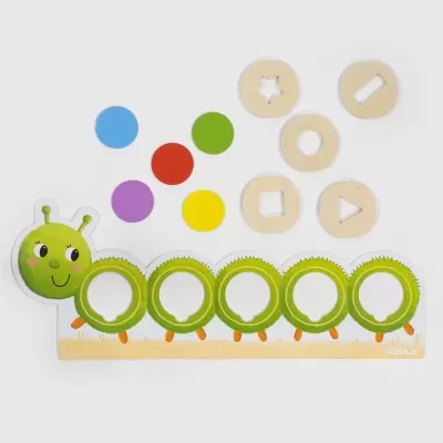 Jogo educativo de madeira com lagarta e peças coloridas para encaixar formas.