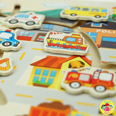 Peças de puzzle de madeira coloridas com veículos de emergência e de transporte sobre um tabuleiro ilustrado.