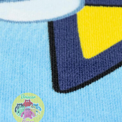 tecido azul claro, azul escuro e amarelo com padrão geométrico e etiqueta redonda 'Brincar amor'