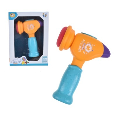 Martelo de brinquedo colorido com corpo laranja e pega azul em embalagem