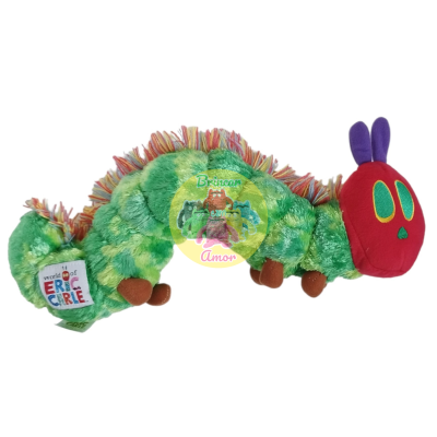 Pelúcia lagarta verde com cabeça vermelha, antenas roxas e etiqueta World of Eric Carle