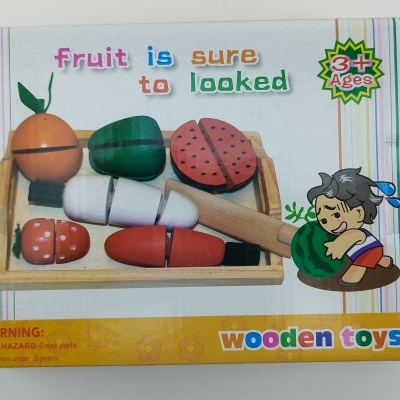 Caixa de brinquedo de madeira com frutas e legumes coloridos desmontáveis